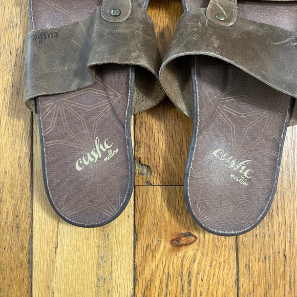 Cushe Mellow Coquira Leather Slip On Sandals 9 - Picture 6 of 8